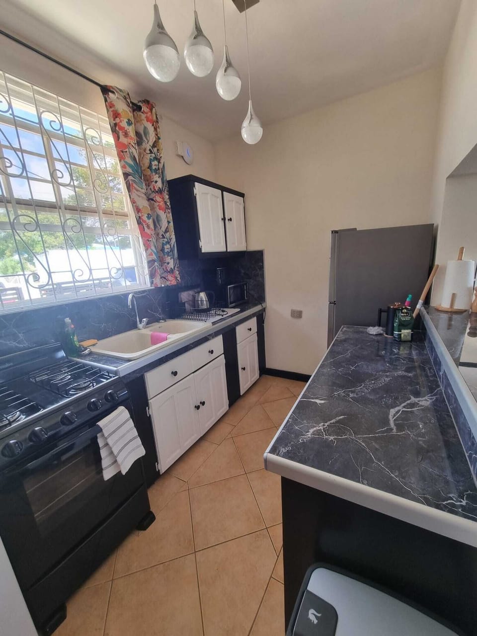 Fully equipped kitchen with modern appliances, perfect for preparing your favorite meals. (1)