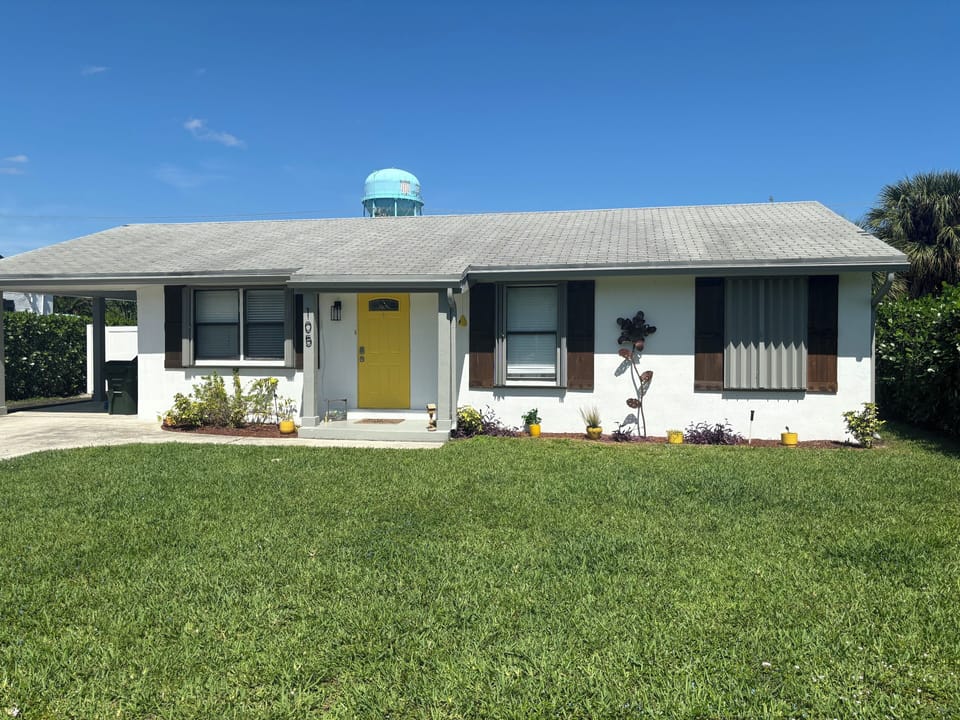 Super host! Beach bungalow with pickleball court
