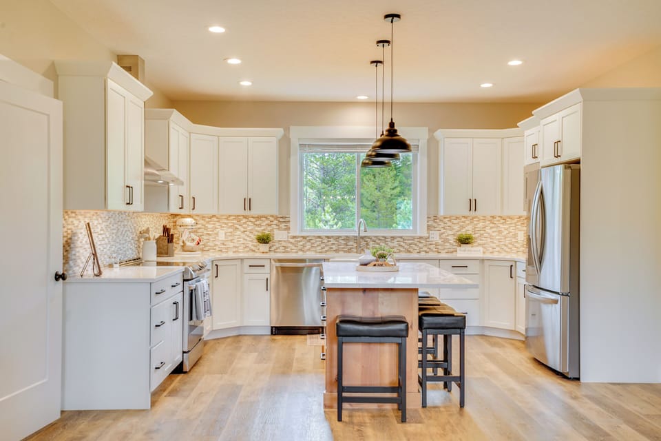 Kitchen | Dishwasher | Popcorn Machine | 1st Floor