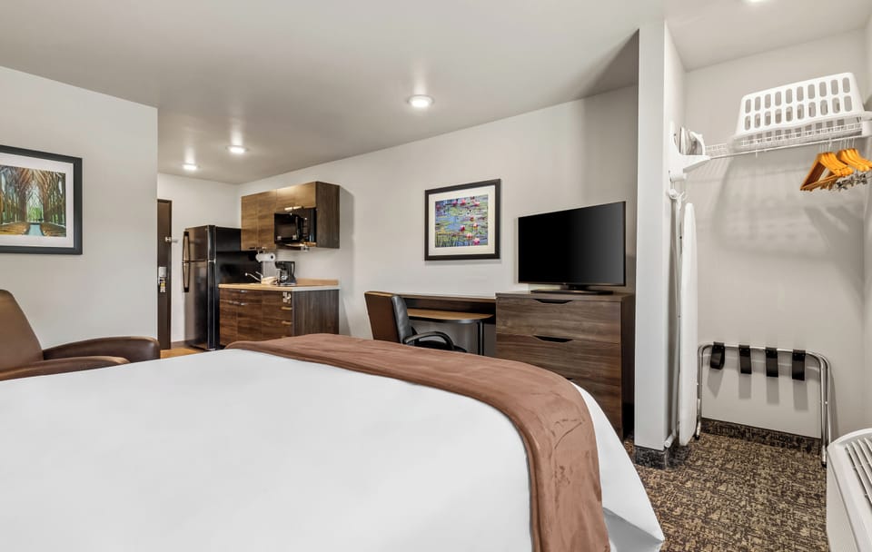Premium bedding, pillowtop beds, desk, laptop workspace