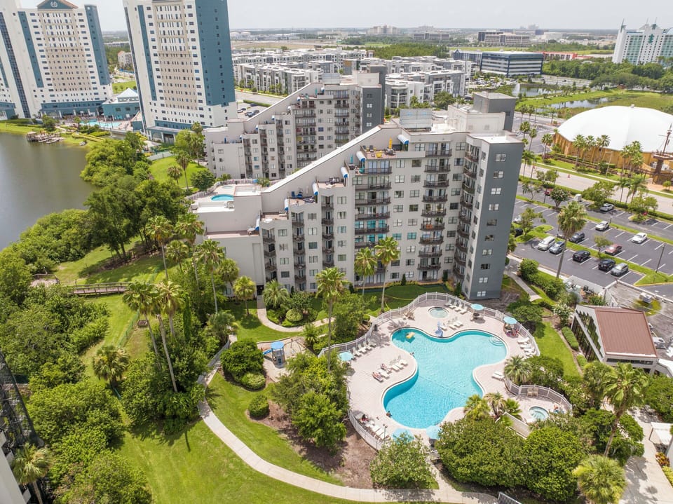 Perfect location! Restaurants, shops, souvenirs, just walking distance, steakhouses, McDonald's, Icon Park,  the best location in Orlando! Condominium with outdoor and indoor pools, hot tube, gym, tennis court with NO EXTRA FEE, and free parking!
