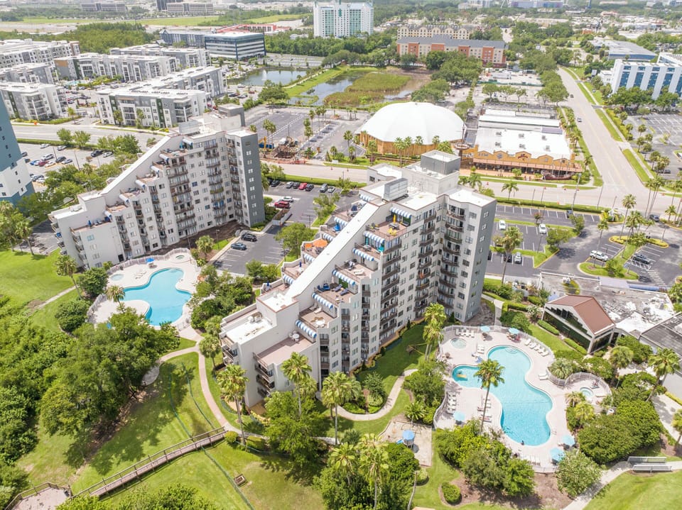 Perfect location! Restaurants, shops, souvenirs, just walking distance, steakhouses, McDonald's, Icon Park,  the best location in Orlando! Condominium with outdoor and indoor pools, hot tube, gym, tennis court with NO EXTRA FEE, and free parking!