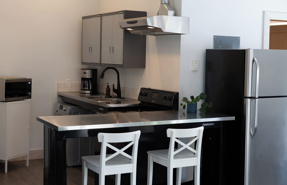 Fieldstone Guesthouse | Private kitchen | Coffee/tea maker, full-size fridge, microwave, oven