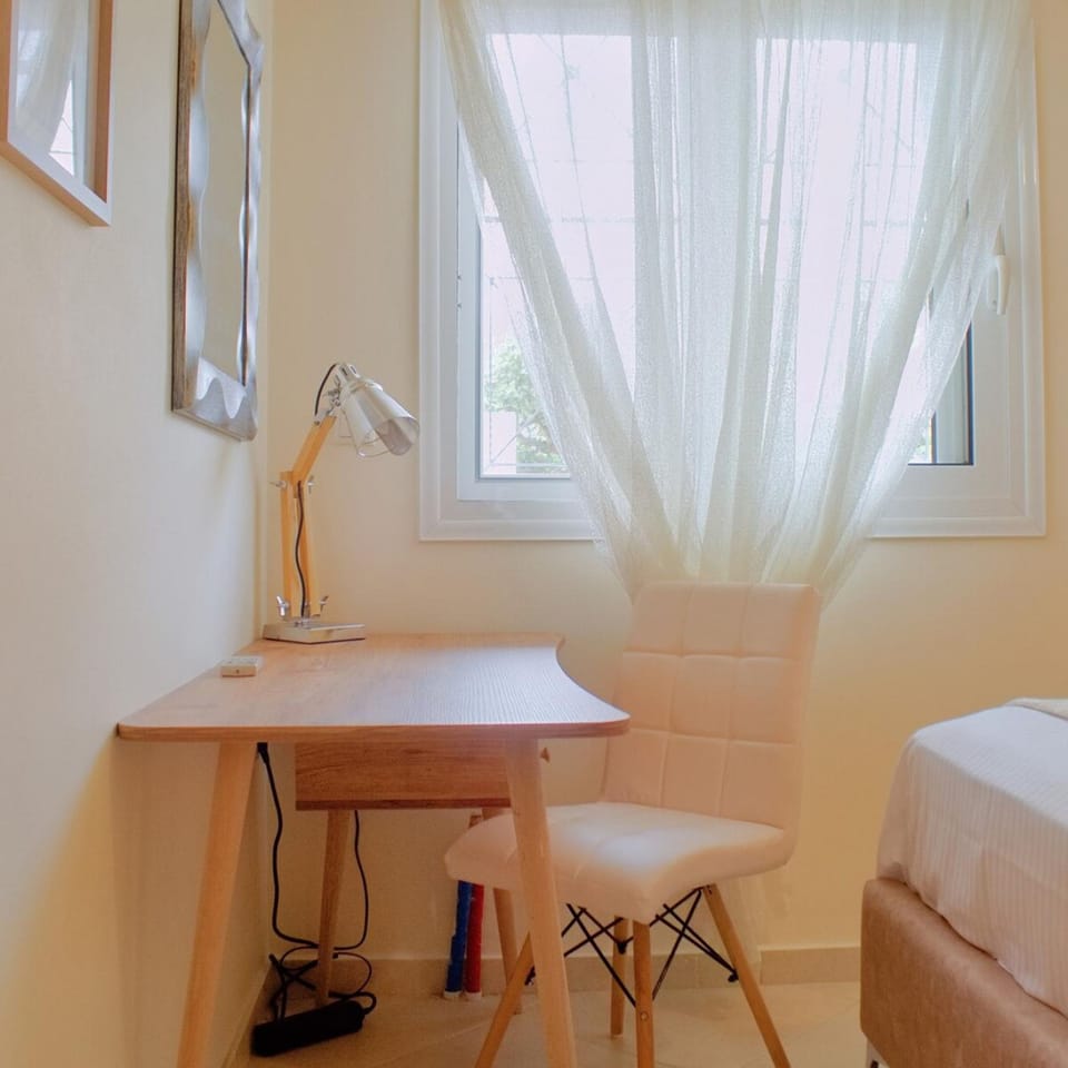 House | 2 bedrooms, desk