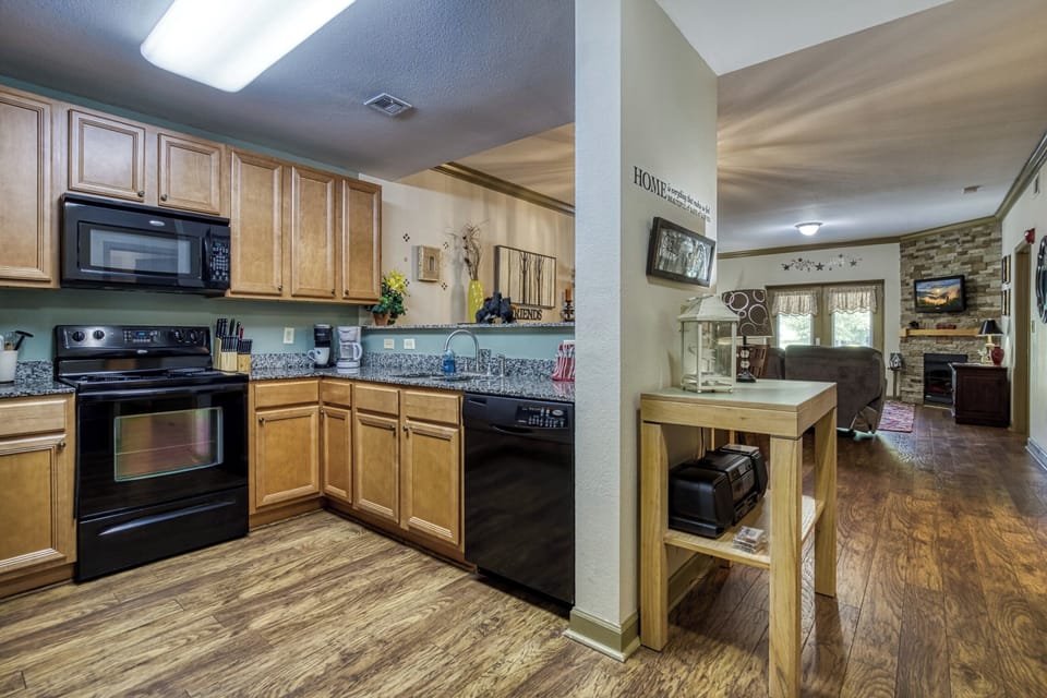 Kitchen, Granite Countertop, Appliances, Hardwood, Knives, Coffee, Keurig, TV.