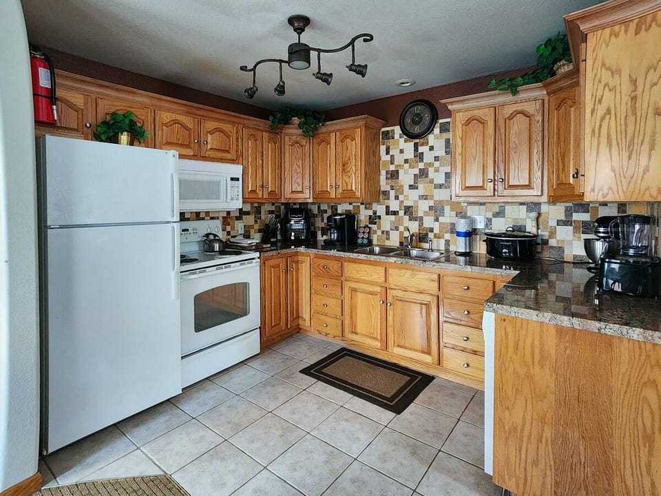 Condo, Multiple Beds, Fireplace, Mountain View (A16) | Private kitchen | Coffee/tea maker