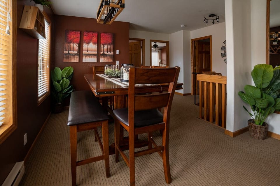 Condo, Multiple Beds, Fireplace, Mountain View (A16) | In-room dining