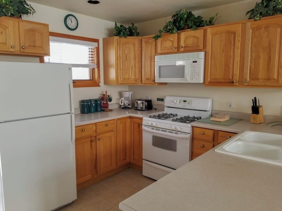 Condo, Multiple Beds, Jetted Tub, Mountain View (C03) | Private kitchen