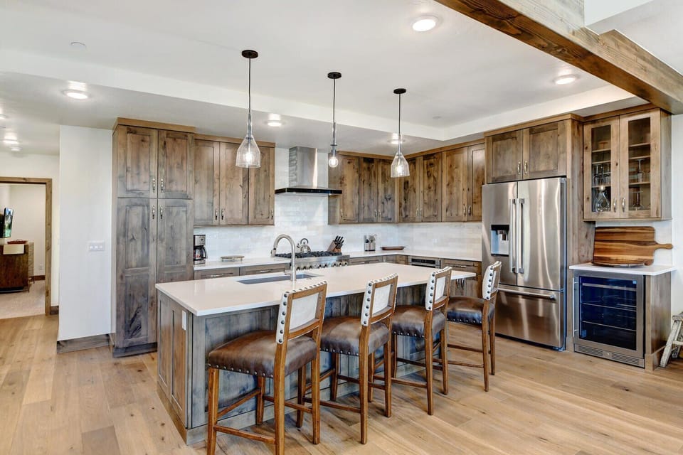 Chef's Kitchen With Island Seating for 4