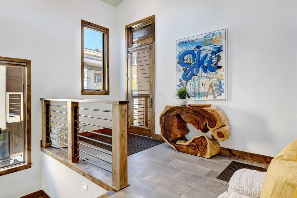 Gorgeous Details In Entryway