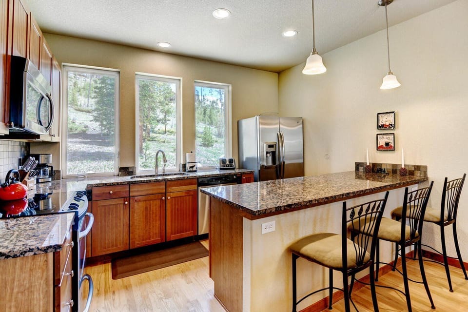Counter Bar Area with Seating for 3