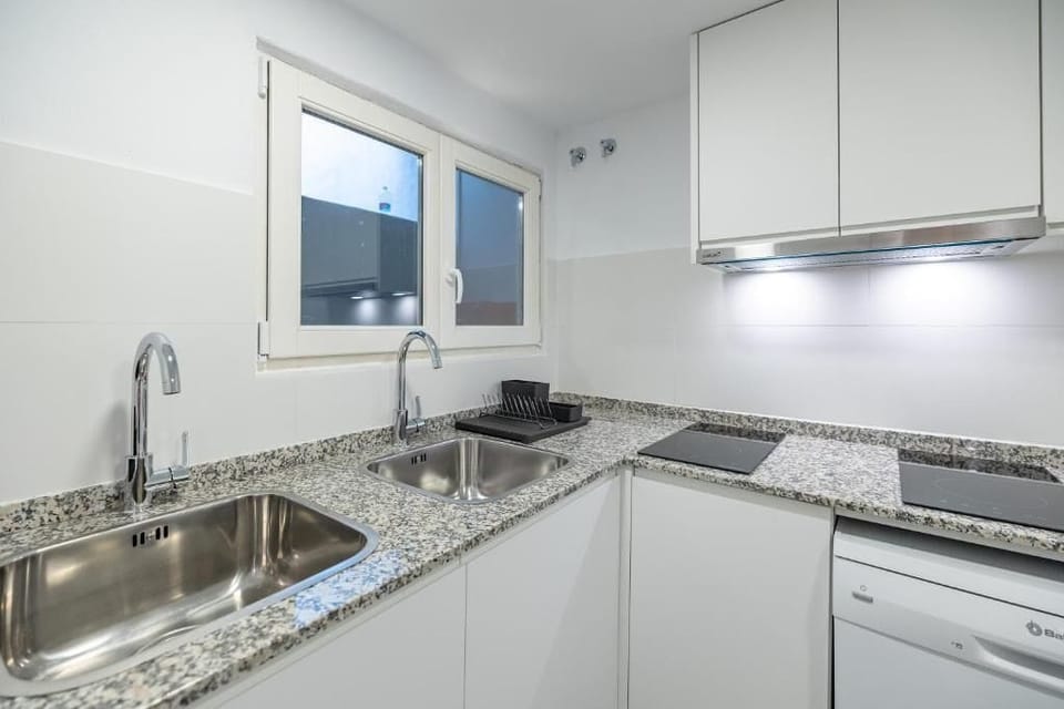 Full-size fridge, microwave, oven, stovetop