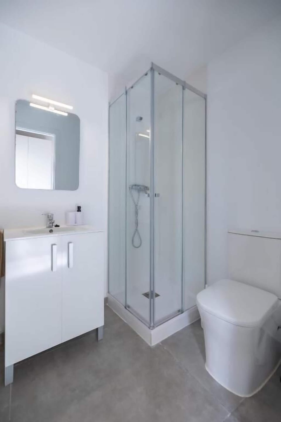 Economy Single Room, City View | Bathroom | Hair dryer, towels