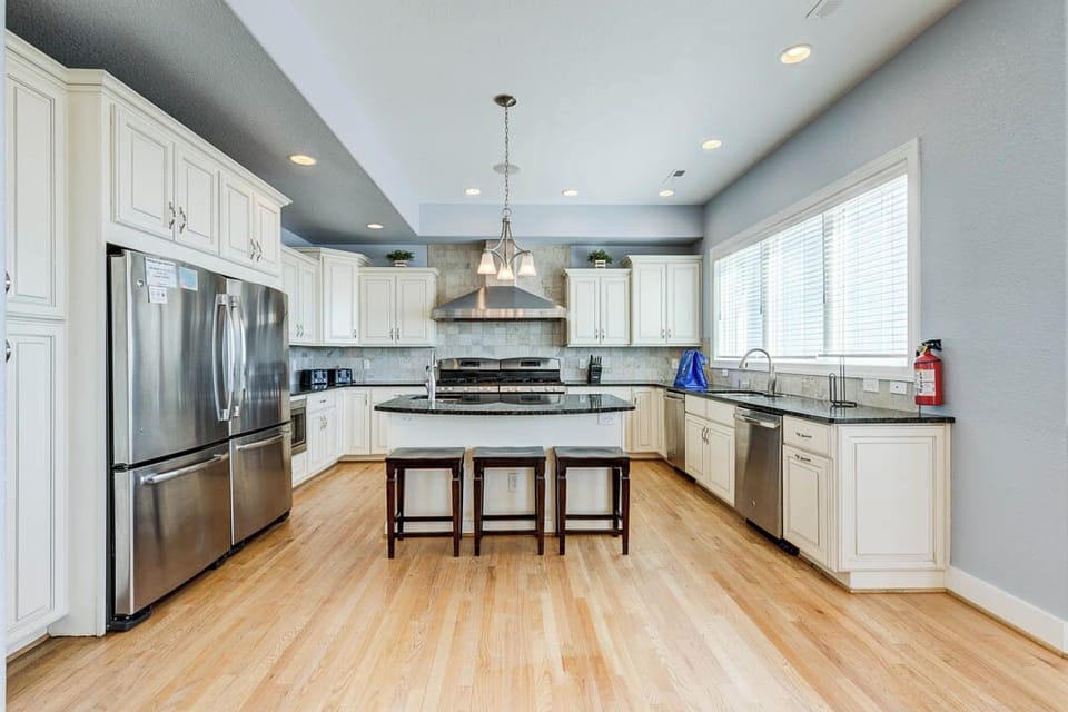 Mid-Level Kitchen with Bar (seats 3)