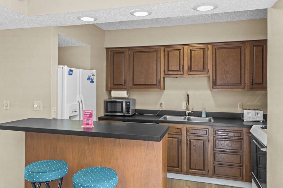 Breakfast Bar and Kitchen