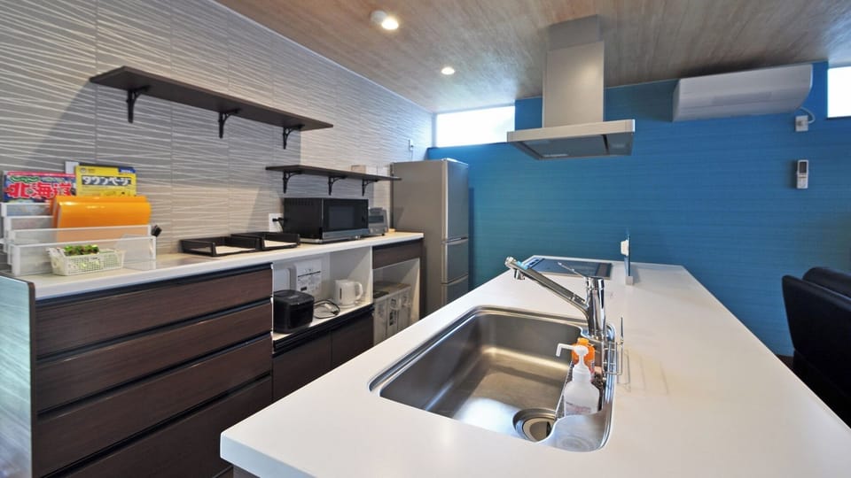 [Kitchen] Cooking utensils are also available.