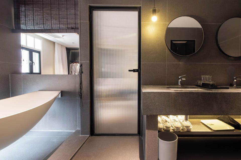 Jumbo Family Float-Tub | Bathroom | Rainfall showerhead, free toiletries, hair dryer, bathrobes