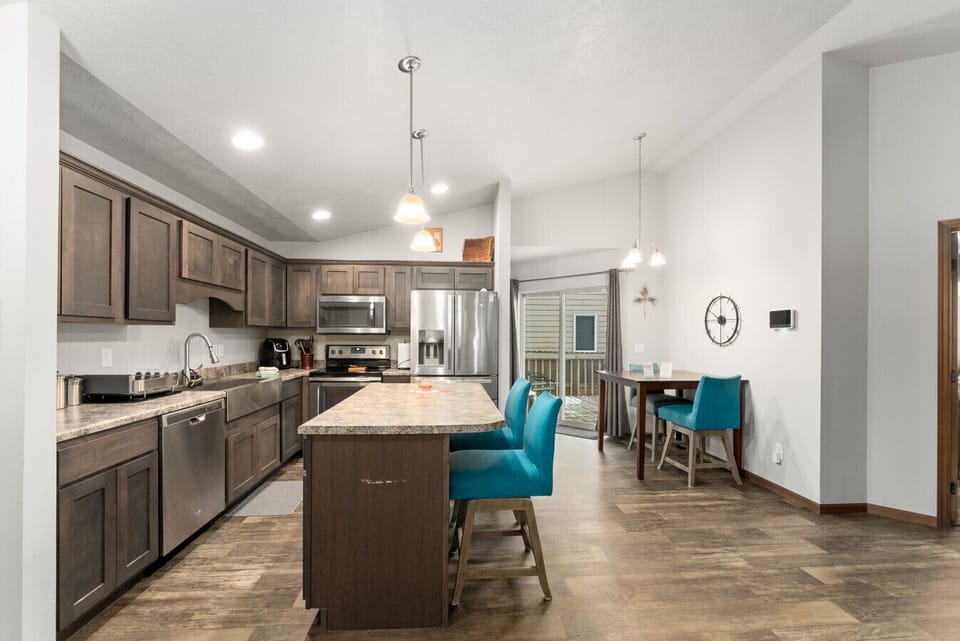 Cook and dine in style with this spacious, modern kitchen.