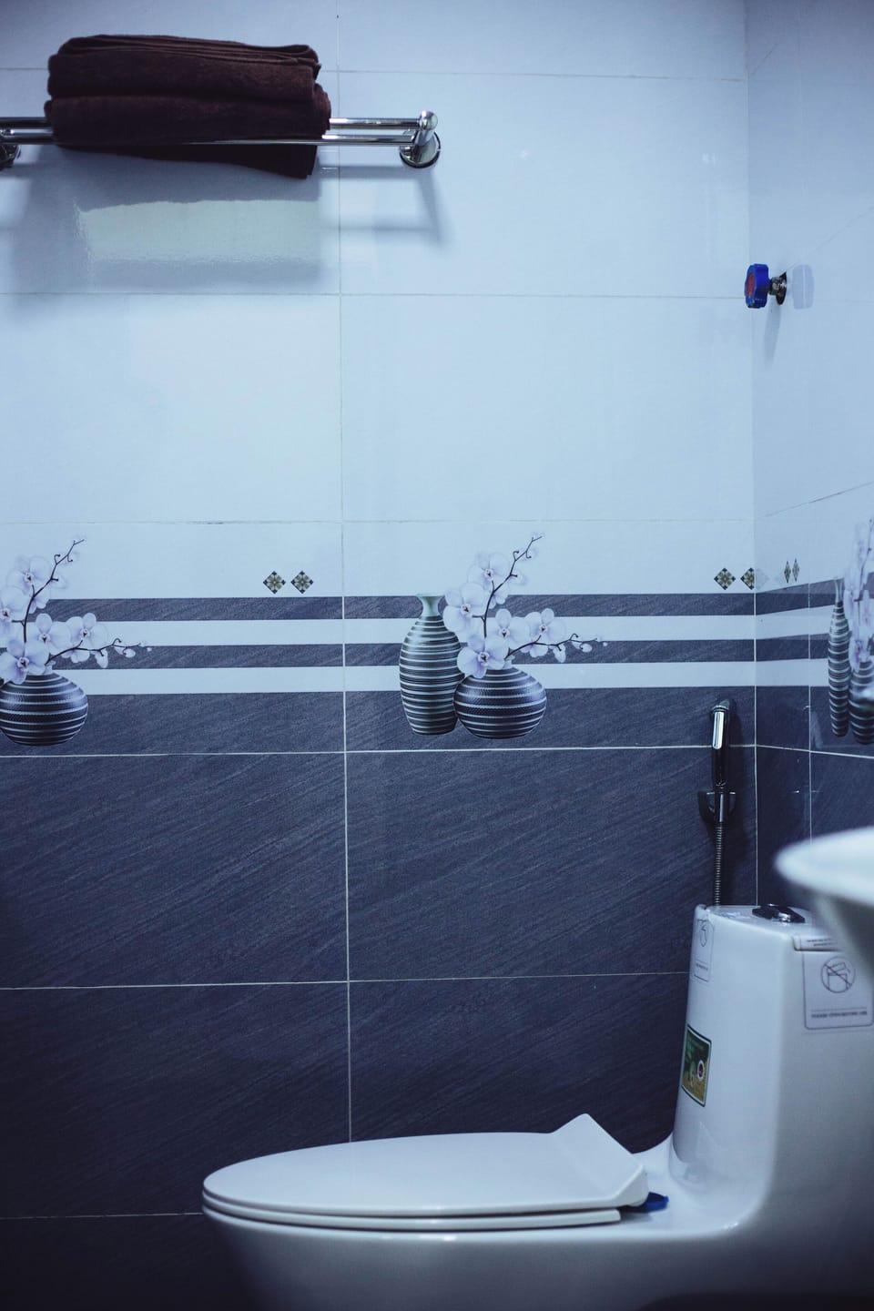 Combined shower/tub, rainfall showerhead, hair dryer, slippers