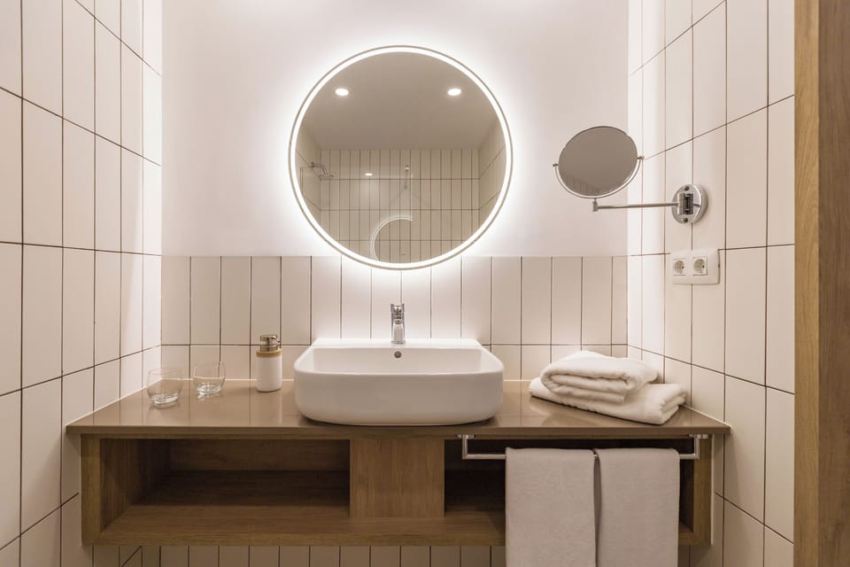 Shower, rainfall showerhead, free toiletries, hair dryer