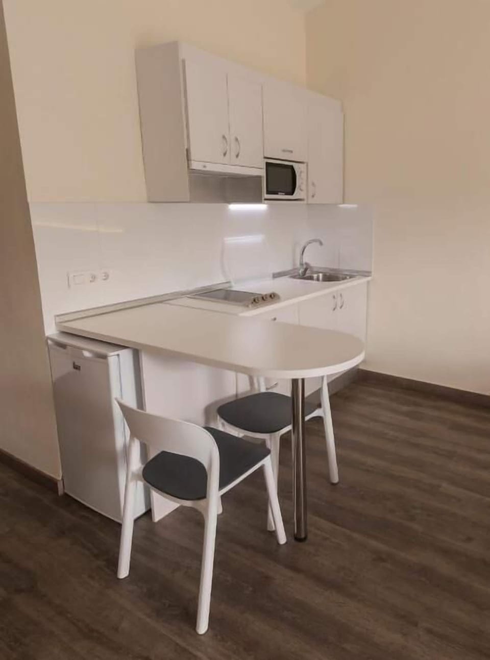 Fridge, stovetop, coffee/tea maker, electric kettle