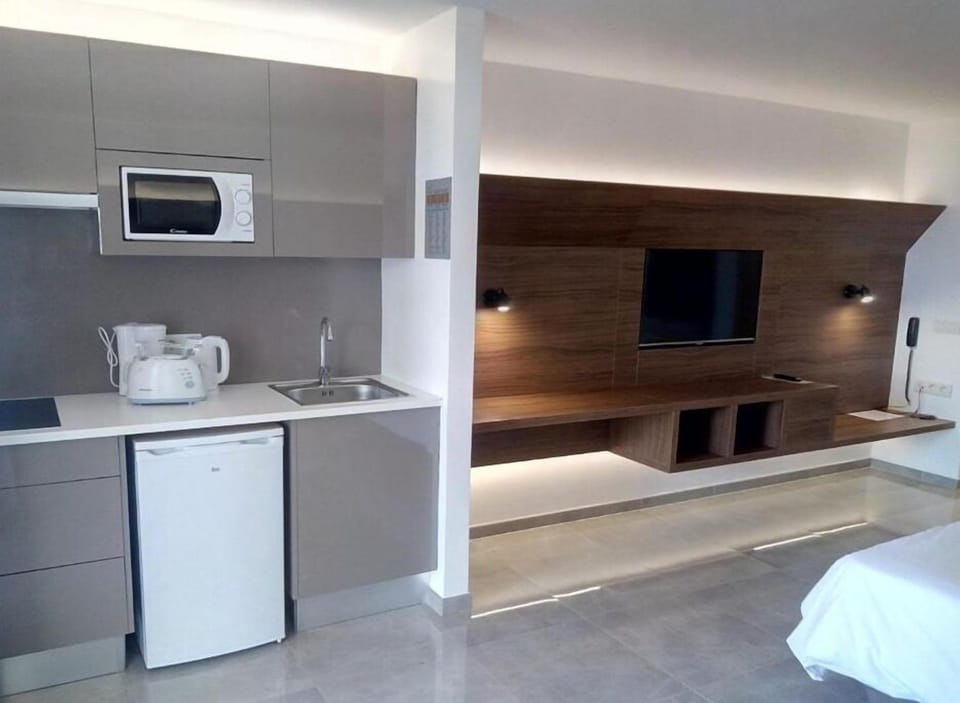 Fridge, stovetop, coffee/tea maker, electric kettle