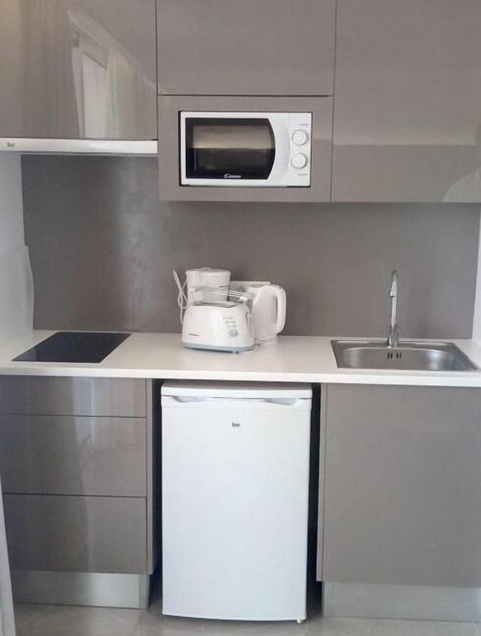 Fridge, stovetop, coffee/tea maker, electric kettle