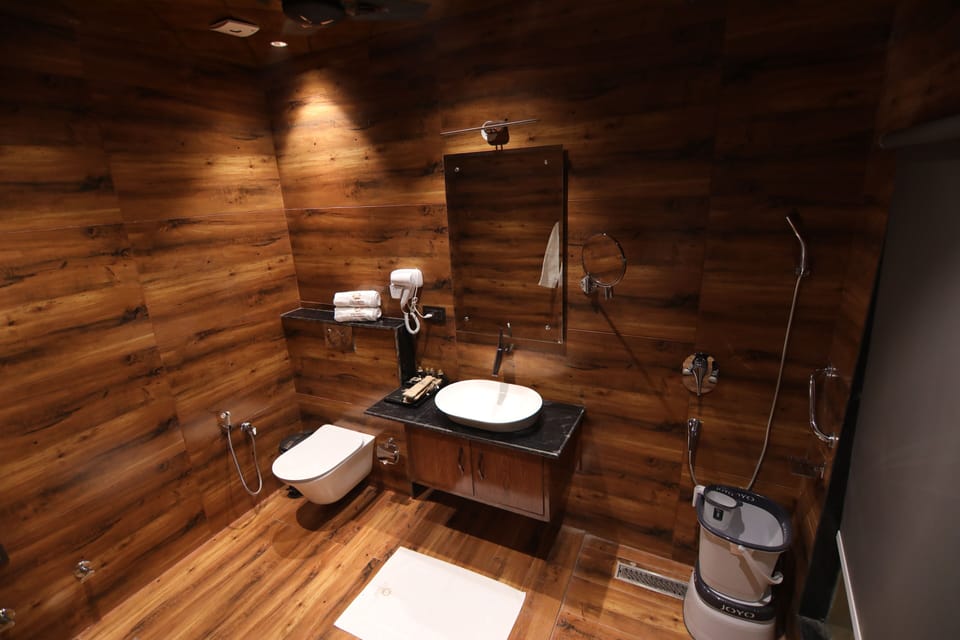 Family Room | Bathroom | Shower, free toiletries, slippers, towels