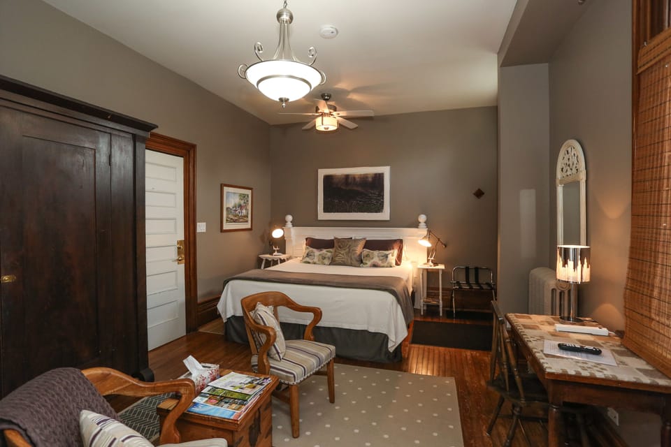 Superior Studio Suite, 1 King Bed (En Suite, Private Entrance) | Premium bedding, pillowtop beds, blackout drapes, iron/ironing board