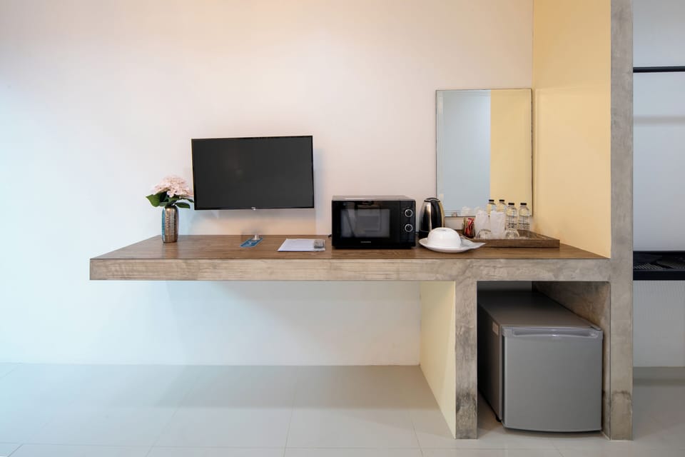 Deluxe Double or Twin Room, 1 Queen Bed, Microwave, Poolside | Soundproofing, iron/ironing board, free WiFi, bed sheets