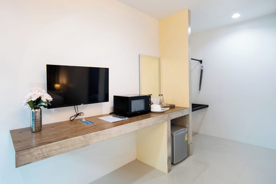 Deluxe Double or Twin Room, 1 Queen Bed, Microwave, Poolside | Soundproofing, iron/ironing board, free WiFi, bed sheets