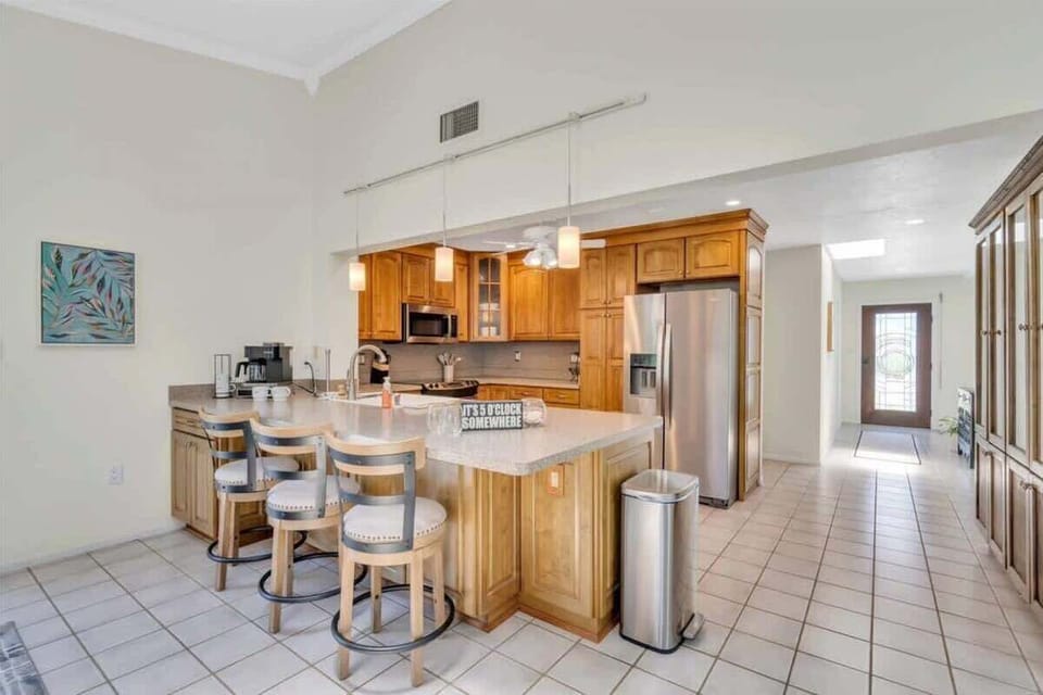 Breakfast Bar and Kitchen