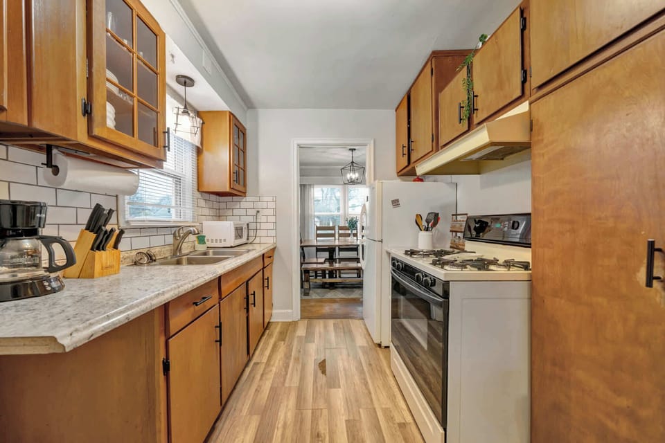 Kitchen: Modern kitchen perfect for your home-cooked meals!