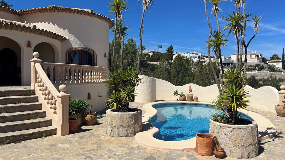 piscina y casa