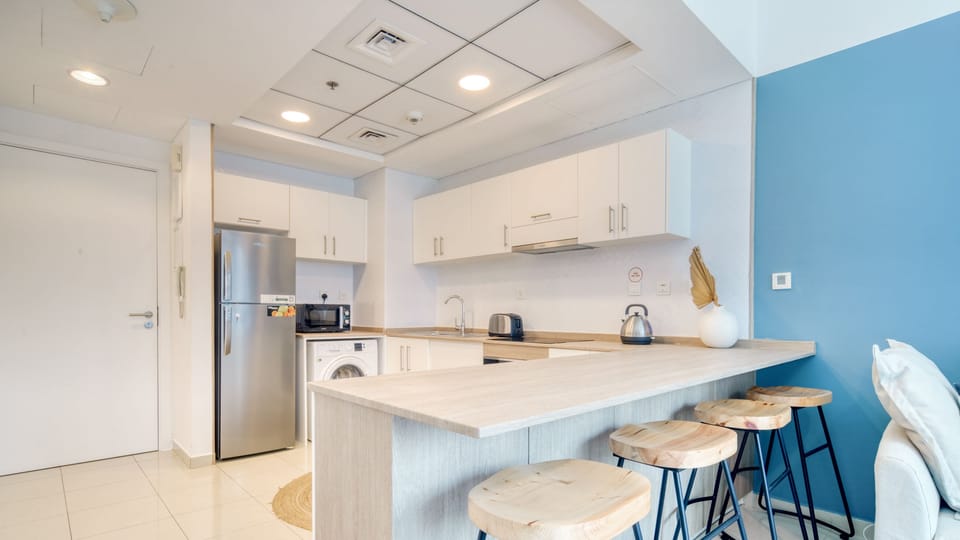 Deluxe Apartment | Private kitchen | Full-size fridge, microwave, oven, electric kettle