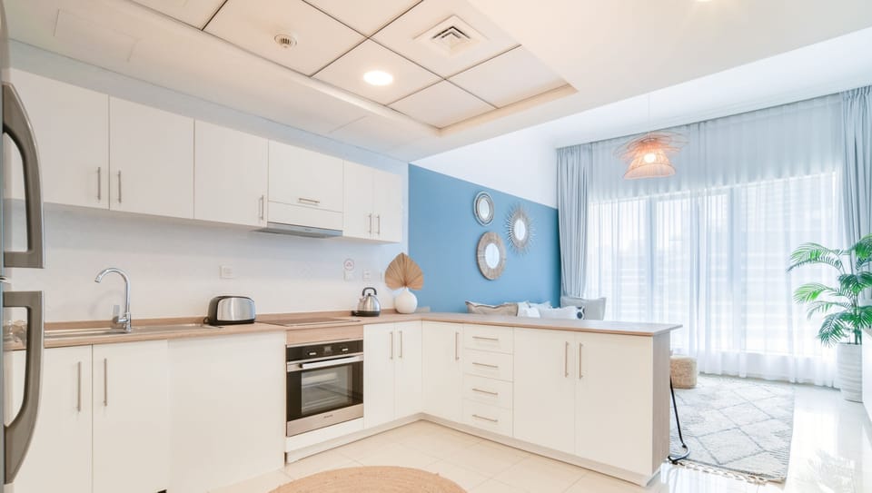 Deluxe Apartment | Private kitchen | Full-size fridge, microwave, oven, electric kettle