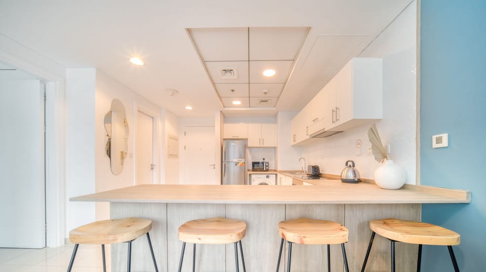 Deluxe Apartment | Private kitchen | Full-size fridge, microwave, oven, electric kettle