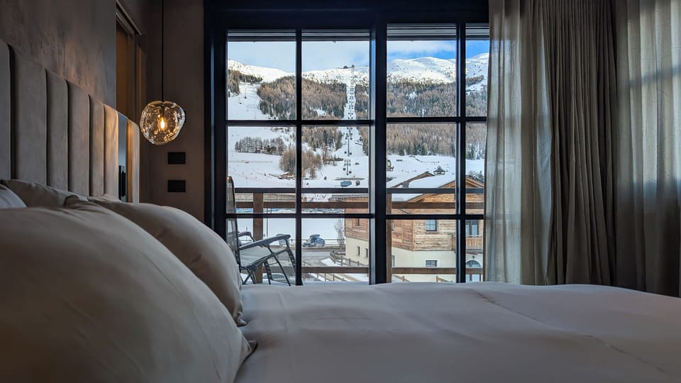 Suite with Jacuzzi | Premium bedding, down comforters, minibar, soundproofing