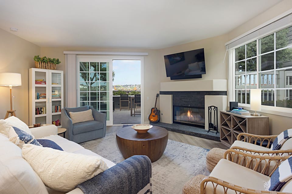 Del Mar pet-friendly rental with racetrack views