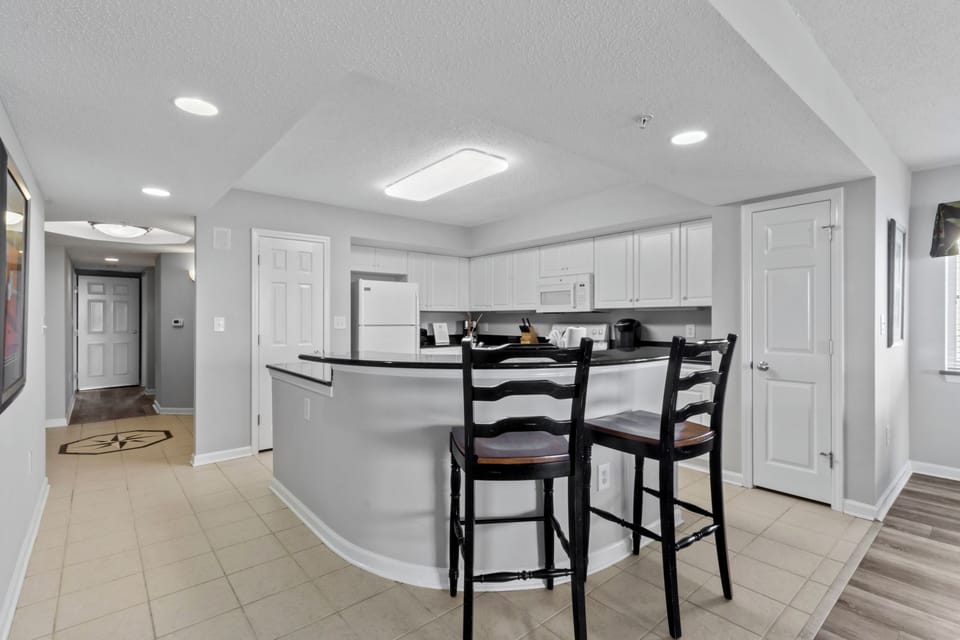 Breakfast Bar and Kitchen Area
