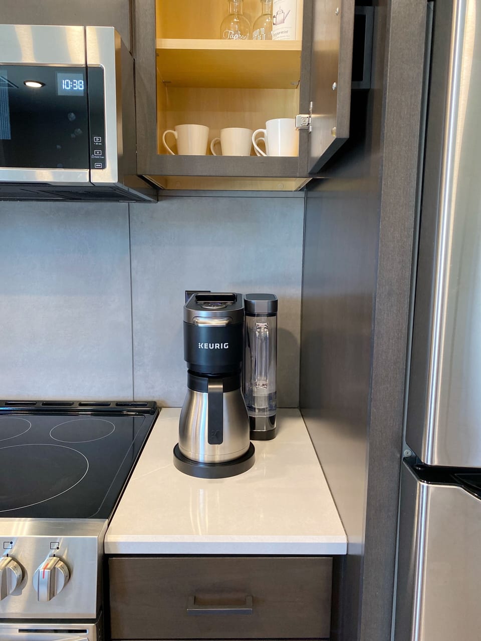 Dual coffee maker for brewing a cup for 1 or a pot for company.