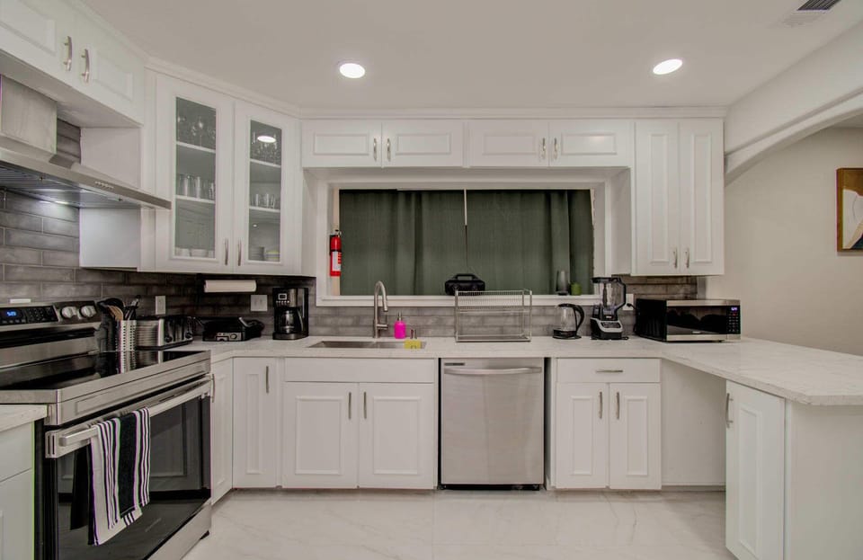 With a large functional kitchen and beautiful white quartz countertops, this fully equipped kitchen has everything you need to fulfill all your cooking needs and more!