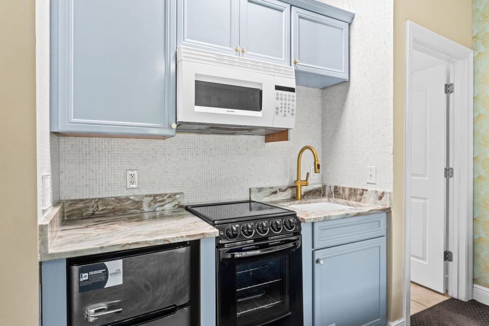 House, Partial Sea View | Private kitchenette | Full-size fridge, microwave, oven, stovetop