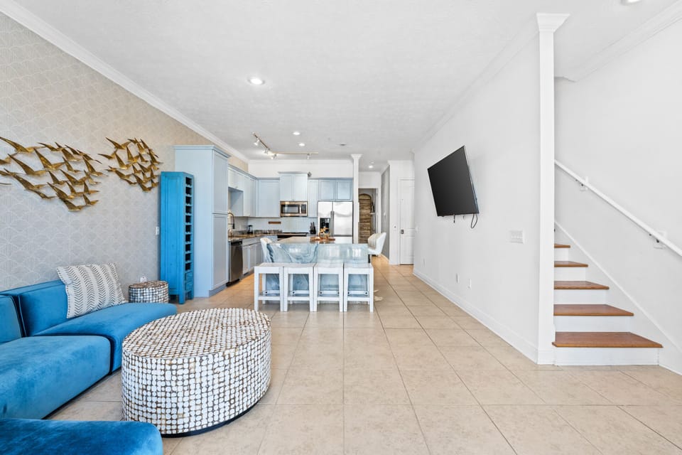 House, Partial Sea View | Living area | 65-inch Smart TV with digital channels, Netflix, Hulu