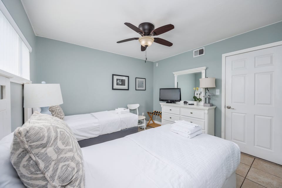 Guest bedroom with 2 twin beds and TV (sleeps 2)