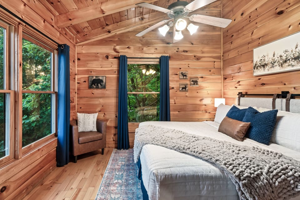 Loft bedroom with beautiful views! perfect for unwinding after a long day.