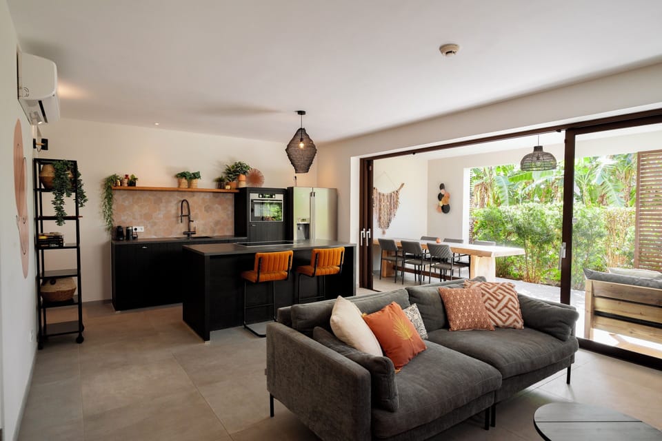 The living room and open kitchenprovides an open connection to the indoor- and outdoor space