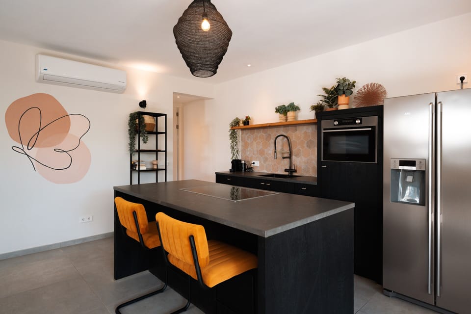 Available equipment: American refrigerator, dishwasser, combi microwave and an induction cooker