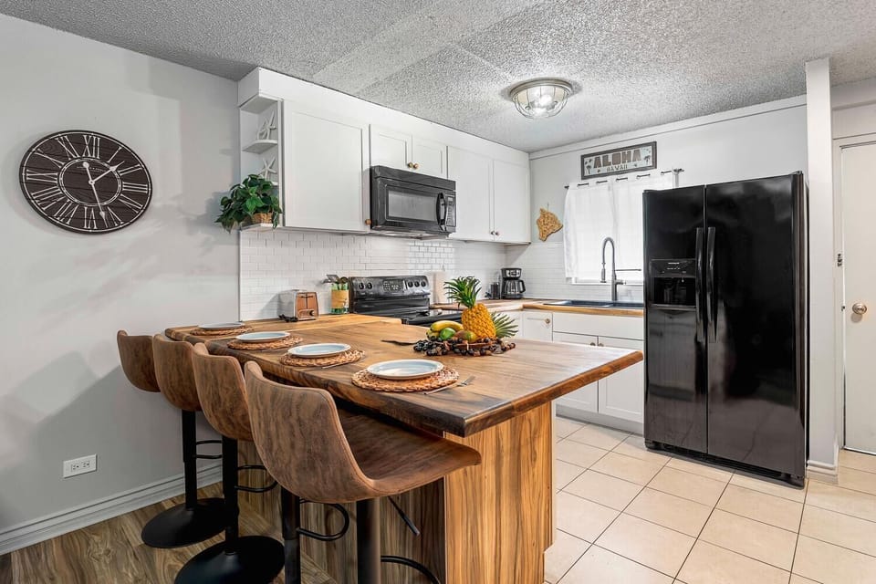 Condo, 1 Queen Bed (Kailua Village#201) | Private kitchen | Oven, toaster, paper towels