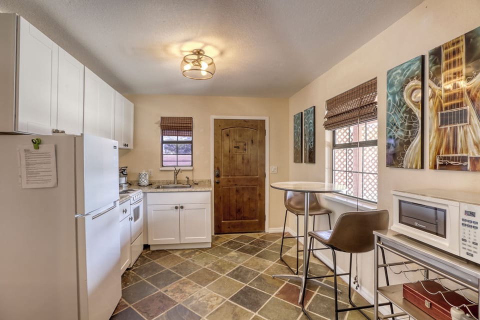 Kitchen & dining area 